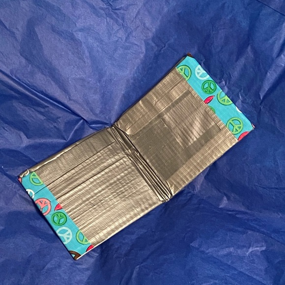 🟢5/$25  𝑯𝒂𝒏𝒅𝒎𝒂𝒅𝒆 Peace Duct Tape Wallet - Picture 4 of 8